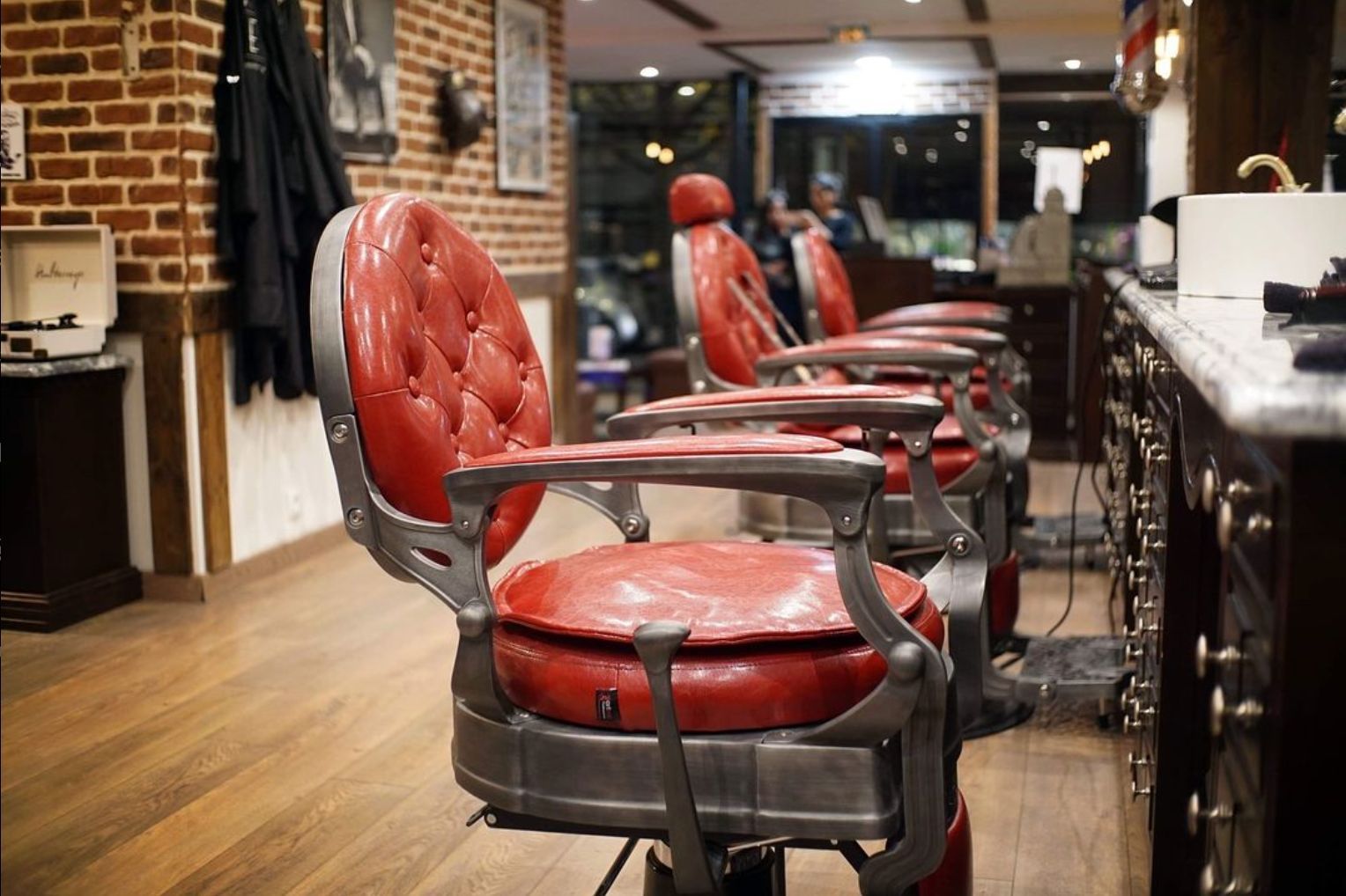 Salon Wallace's Barber Puteaux – fauteuils en cuir et ambiance barbershop traditionnel