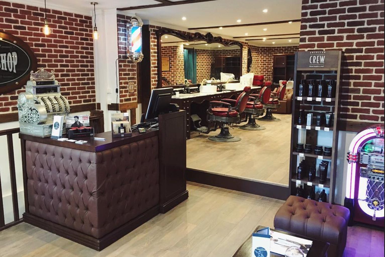 Salon Wallace's Barber Suresnes - ambiance boiseries et lumières tamisées